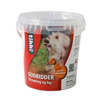 Klarer Kunststoffbehälter mit der Aufschrift "tikki" mit Hundeleckerlis, mit einem glücklichen Hund und dem Text: "Godbidder til træning og leg" und "EN GOD BELØNNING."