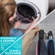 Eine Frau fügt ein dunkelgraues Handtuch mit pinkem Rand zu einer Waschmaschine hinzu. Der Text lautet: "HYGIENISCH & KEIMFREI WASCHBAR BEI 60°C SCHNELL TROCKNEND."