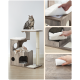 Eine graue getigerte Katze sitzt auf einem stilvollen Katzenbaum mit einer roten Katze, die darunter entspannt, ausgestattet mit plüschigen Kissen und einem Kratzbaum.