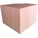 Eine schlichte, hellfarbige Holzkiste mit sechseckiger Form, mit glatten Kanten und einer flachen Oberseite.