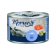 Eine Dose Katzenfutter mit einer verspielten grauen Katze, Lachsstücken und dem Text 'Momente zum Genießen' mit 'Lachs Saumon Salmon' hervorgehoben.