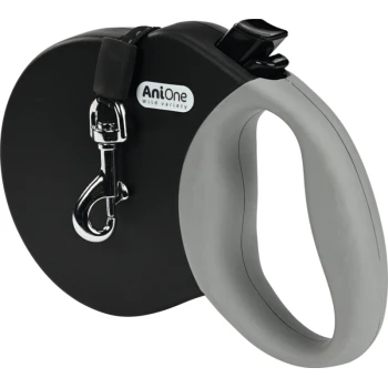 Eine schwarze ausziehbare Hundeleine mit einem grauen Griff, mit einem Metallclip zum Befestigen an einem Halsband, beschriftet mit "AniOne wild variety."