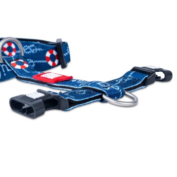 Blaues Haustiergeschirr mit roten und weißen Rettungsringmustern, schwarzen Kunststoffschnallen und Metall-D-Ring auf weißem Hintergrund.