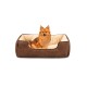 Ein flauschiger orangefarbener Pomeranian-Hund sitzt bequem in einem plüschigen braunen Hundebett mit einem cremefarbenen Innenraum.