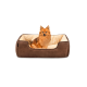 Ein flauschiger orangefarbener Pomeranian-Hund sitzt bequem in einem plüschigen braunen Hundebett mit einem cremefarbenen Innenraum.