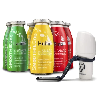 Flaschen von SmoothieDog-Haustiersnacks in grün (Lamm), gelb (Huhn) und rot (Rind) mit einem weißen Spender, beschriftet mit "Der SNACK für jeden Hund."
