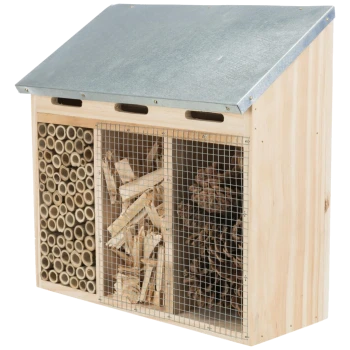 Holzinsektenhotel mit einem Metalldach, mit Bambusröhren, Holzstäben und Kiefernzapfen in separaten Fächern.