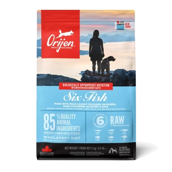 Sac de nourriture pour chiens Orijen Six Fish présentant la silhouette d'une personne et d'un chien près de l'eau, mettant en avant 85 % d'ingrédients animaux de qualité.