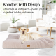 Hund liegt auf einem stilvollen beigen Hundebett in einem hellen, modernen Wohnzimmer mit deutschem Text über Komfort und Design.