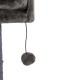 Grauer plüschiger Katzenbaum mit einer weichen oberen Liegefläche und einem baumelnden Pom-Pom-Spielzeug, das mit einem schwarzen Band befestigt ist.