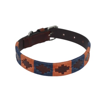 Ein farbenfrohes Haustierhalsband mit einem gewebten Design in Orange und Blau mit Kreuzmustern, aus strapazierfähigen Materialien.