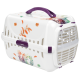 Un transporteur pour animaux élégant avec un corps blanc orné de motifs floraux colorés, doté d'une poignée violette et d'un verrou sécurisé.