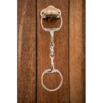 Ein glänzender silberner Pferdegebiss-Türklopfer, der an einer Holztür montiert ist, und sein elegantes Design und polierte Oberfläche zeigt.