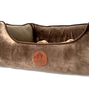 Ein plüschiges, braunes Haustierbett mit weichem Innenraum und einem runden Logo mit dem Gesicht eines Hundes, entworfen für Komfort.