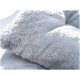 Nahaufnahme eines weichen, flauschigen grauen Haustierbettes, das seine plüschige Textur und gemütliche Erscheinung zeigt.