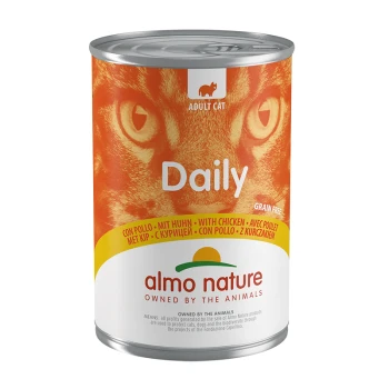 Nourriture en conserve pour chats étiquetée "Daily" par Almo Nature, avec le visage d'un chat en arrière-plan, sans céréales, avec du poulet, en plusieurs langues.