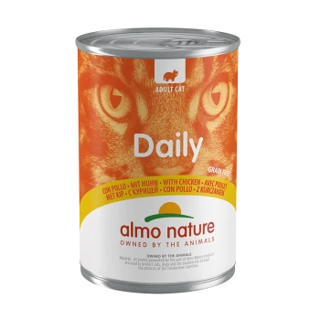 Nourriture en conserve pour chats étiquetée "Daily" par Almo Nature, avec le visage d'un chat en arrière-plan, sans céréales, avec du poulet, en plusieurs langues.