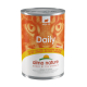 Nourriture en conserve pour chats étiquetée "Daily" par Almo Nature, avec le visage d'un chat en arrière-plan, sans céréales, avec du poulet, en plusieurs langues.