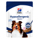 Hill's Hypoallergenic Treats Verpackung zeigt einen glücklichen Hund, der sich die Lippen leckt, mit "Crunchy & Delicious" und "Für Hunde mit Nahrungsmittelunverträglichkeiten."