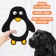 Eine Hand hält einen schwarz-weißen Plüsch-Pinguin, während ein schwarzer Labrador zuschaut. Text: 'Weiche Polsterung, softer Stoff, zum Schmusen geeignet.'