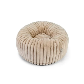 Ein plüschiges, rundes Haustierbett in einer sanften beigen Farbe, mit einer gerippten Textur und einem gemütlichen, einladenden Design.