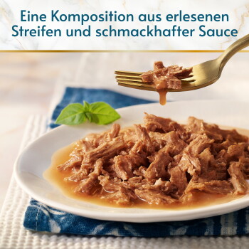 Zerkleinertes Nassfutter in Sauce auf einem weißen Teller, eine Gabel hebt Stücke an, Basilikumblatt; deutsche Überschrift über Streifen und leckere Sauce.