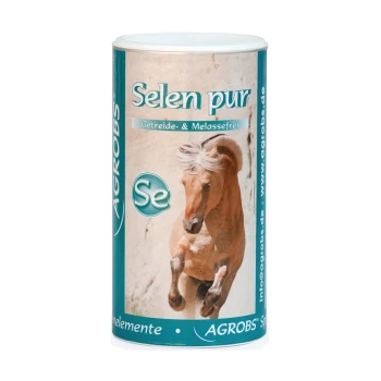 Behälter mit dem Pferde-Nahrungsergänzungsmittel "Selen pur", mit einem galoppierenden Pferd auf dem Etikett, mit dem Hinweis, dass es getreide- und melassefrei ist.