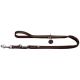 Braune Lederleine für Hunde mit silbernen Clips und einem runden Anhänger, mit einem schlichten Design und weißen Nähten.
