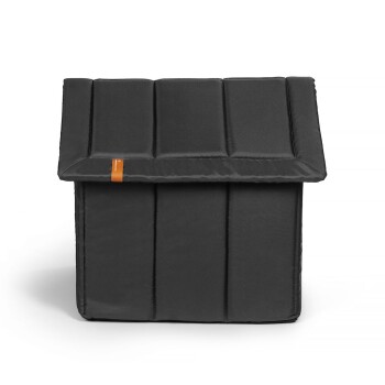 Schwarzes Haustierhaus mit einem geneigten Dachdesign, mit einer gepolsterten Struktur und einem kleinen orangefarbenen Etikett an der Seite.