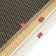 Drei strukturierte Haustiermatten in Dunkelgrau, Beige und Weiß, jede mit einem kleinen roten Logotag.