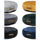 Eine Sammlung von sechs runden Haustierbetten in verschiedenen Farben: grau, senfgelb, dunkelgrau, grün, marineblau und schwarz, jedes mit einem kleinen Etikett.