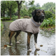 Ein Hund in einer hellgrauen Haustierjacke steht vor einem weißen Hintergrund und zeigt sein stilvolles und funktionales Design.