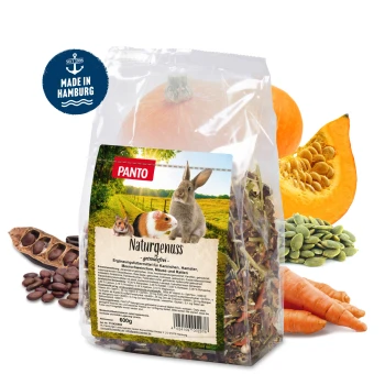 Eine Tasche mit PANTO Naturgenuss Haustierfutter für Kaninchen, Hamster und Meerschweinchen, umgeben von Kürbis, Karotten und Samen, mit 'Made in Hamburg' Logo.