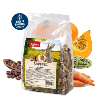Eine Tasche mit PANTO Naturgenuss Haustierfutter für Kaninchen, Hamster und Meerschweinchen, umgeben von Kürbis, Karotten und Samen, mit 'Made in Hamburg' Logo.