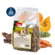 Eine Tasche mit PANTO Naturgenuss Haustierfutter für Kaninchen, Hamster und Meerschweinchen, umgeben von Kürbis, Karotten und Samen, mit 'Made in Hamburg' Logo.