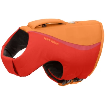 Gilet de sauvetage pour chien Ruffwear en rouge et orange, avec une poignée sur le dessus pour un levage facile et des sangles sécurisées pour la sécurité.