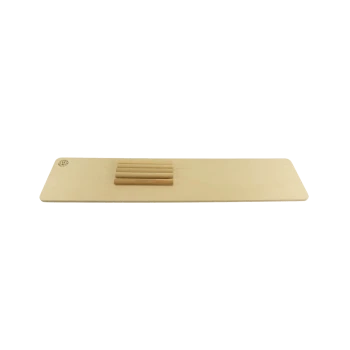 Holz-Haustierfütterungsmatte mit fünf erhöhten Abschnitten für Schalen, mit einem Logo in der oberen linken Ecke.