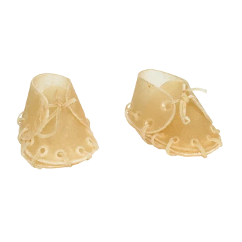 Zwei kleine, beige Haustierstiefel aus weichem Material, mit Schnürverschlüssen und einem abgerundeten Design, vor einem weißen Hintergrund präsentiert.
