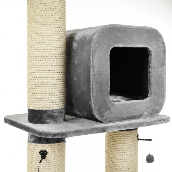Grauer Katzenbaum mit einem plüschigen, würfelförmigen Versteck, zwei mit Sisal umwickelten Kratzpfosten und einem baumelnden Pom-Pom-Spielzeug.