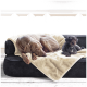 Ein grauer Weimaraner und ein kleiner schwarzer Pudel ruhen auf einer plüschigen cremefarbenen Decke auf einem dunklen Sofa, mit einer hellen Wand im Hintergrund.
