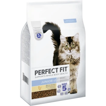 Un sac de nourriture pour chat Perfect Fit avec un chat duveteux sur le devant, étiqueté "JUNIOR <1" et "Riche en poulet," promouvant la santé globale.