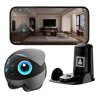 Ebo Haustierkamera-Roboter mit großen blauen Augen, Ladestation und Smartphone, das eine Wohnzimmeransicht auf dem Bildschirm zeigt.