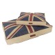 Zwei übereinander gestapelte Hundebetten mit einem Union Jack-Design in Blau, Rot und Cremefarben.