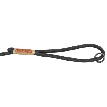 Czarna pleciona smycz dla psa z skórzaną metką z wytłoczonym napisem 'BE NORDIC', z metalowym pierścieniem na końcu do mocowania.