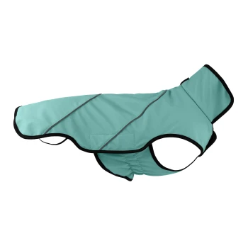 Eine türkisfarbene Hundejacke mit schwarzem Besatz, die eine enge Passform und ein Klappendesign für zusätzliche Wärme und Schutz bietet.