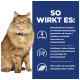 Eine flauschige orange Katze sitzt neben einem blauen Panel, das die Vorteile eines Haustierfutters hervorhebt, einschließlich Omega-3-Fettsäuren und kontrollierten Phosphorwerten.