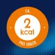 Oranges, rundes Etikett mit dem Text "2 kcal" und "PRO SNACK", vor einem blauen Hintergrund.
