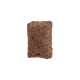 Une friandise pour animaux de compagnie rectangulaire, texturée et marron, présentée sur un fond noir.