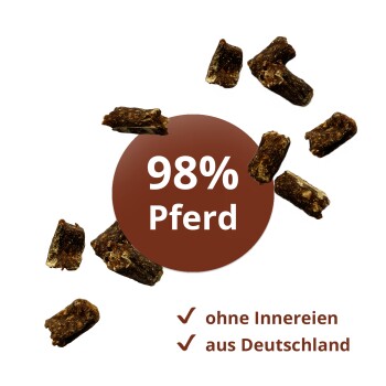 Braune Tierleckerlis um einen Kreis mit Aufschrift '98% Pferd' und zwei Häkchen: ohne Innereien, aus Deutschland.