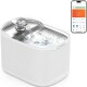 Weiße ASTROPET-Trinkbrunnen mit Edelstahl-Ausgießer und Smartphone-App, die 96 % verbleibendes Wasser anzeigt.
